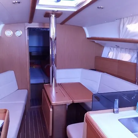 Iona Botel Cannes