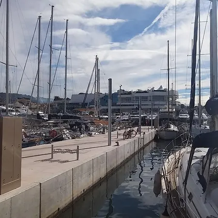 Iona Botel Cannes